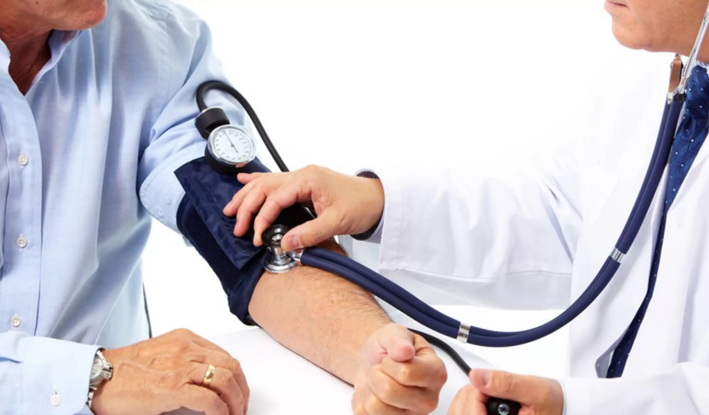 Arzt führt eine Vorsorgeuntersuchung bei einem Patienten durch